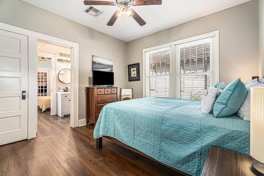 Beachy Bungalow! 2Bd, King Bed Galveston Exteriér fotografie