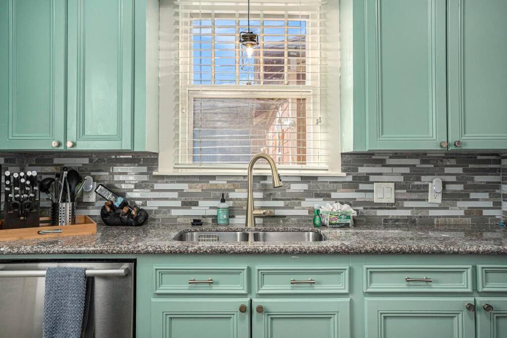 Beachy Bungalow! 2Bd, King Bed Galveston Exteriér fotografie