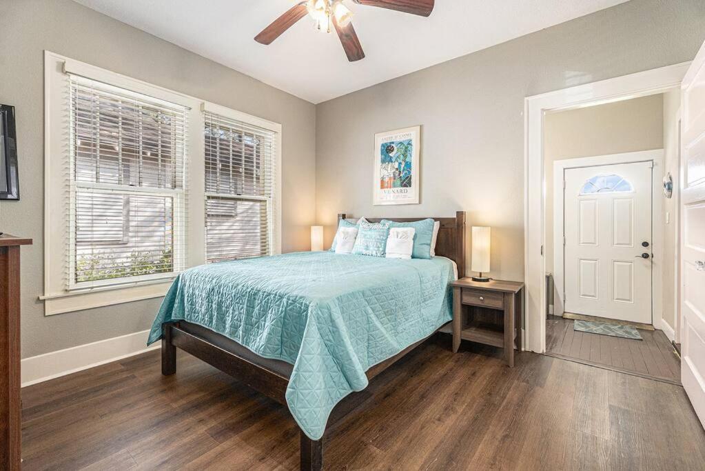 Beachy Bungalow! 2Bd, King Bed Galveston Exteriér fotografie